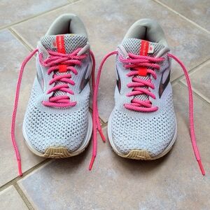 Brooks size 8 light gray and  hot pink